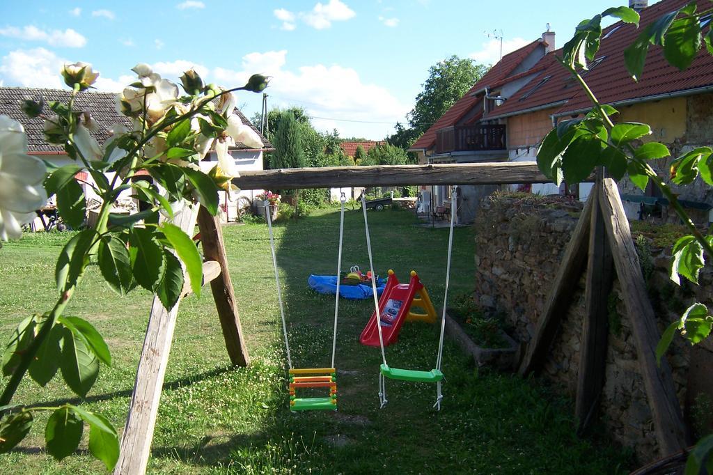 Podkrovi V Jihoceskem Statku Nemejice Exterior photo